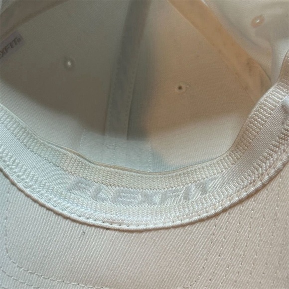 TravisMathew Unisex White Flexfit Cap L-XL Casual Embroidered Logo - Picture 12 of 13